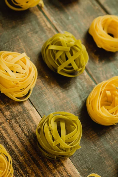 Pastas secas sobre mesa de madera —  Fotos de Stock