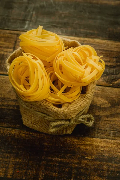 Torr pasta på träbord — Stockfoto