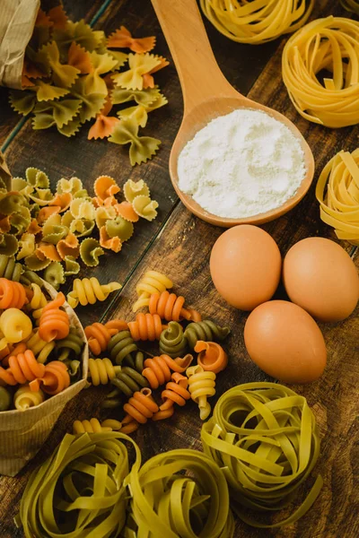 Verschillende soorten gekleurde pasta — Stockfoto