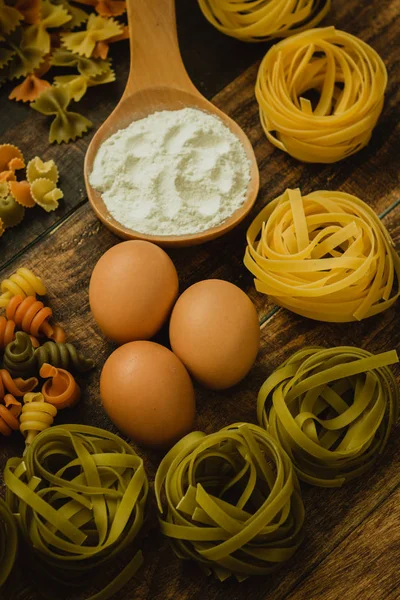 Olika typer av färgade pasta — Stockfoto