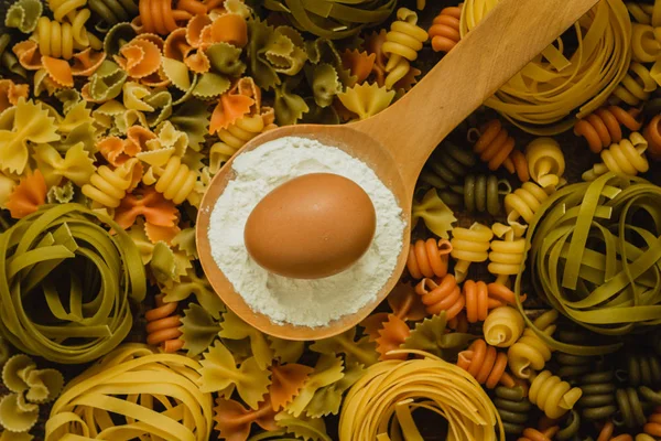 Pasta coloreada con huevo en cuchara —  Fotos de Stock