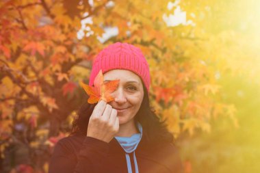 Sonbahar ormanındaki kadın