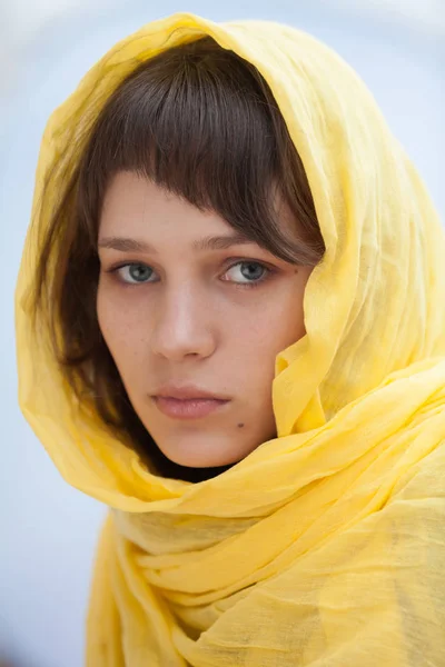 Mujer bonita con ojos azules —  Fotos de Stock