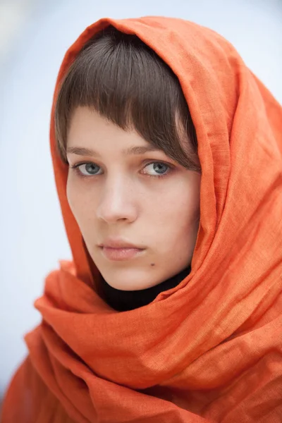 mavi gözlü güzel kadın 