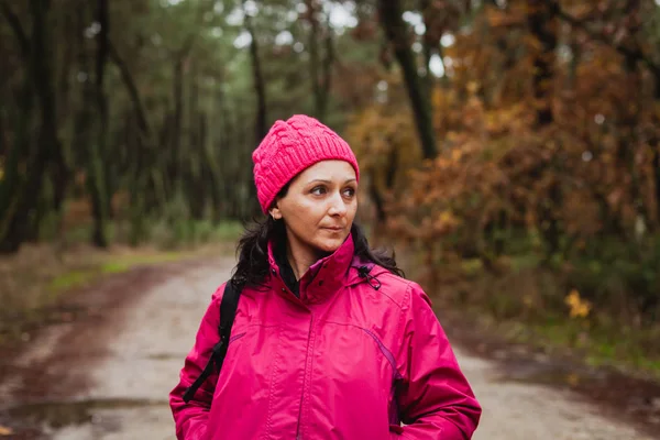 Sonbahar ormanındaki kadın