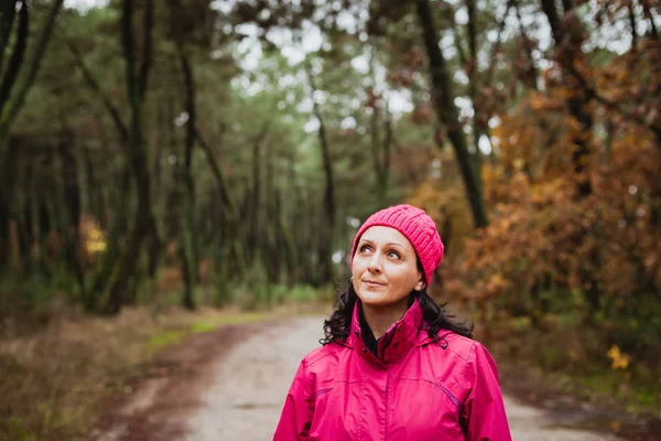 Sonbahar ormanındaki kadın