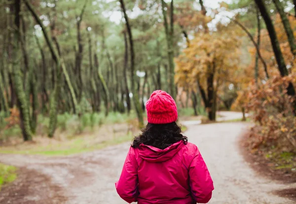 Mulher na floresta de outono — Fotografia de Stock