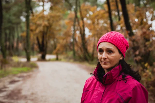 가을 숲 속의 여자 — 스톡 사진