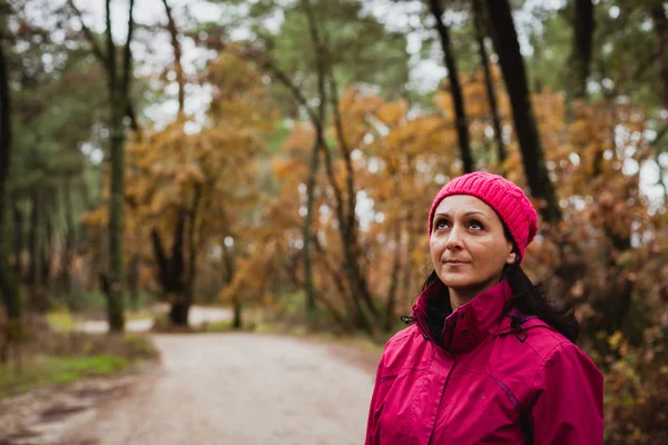 Woman in autumn forest — Stock Photo, Image