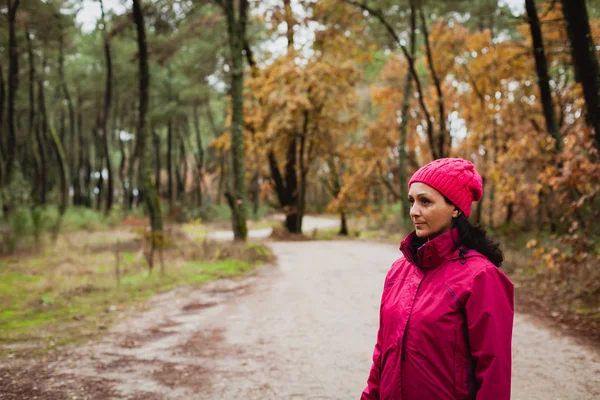 秋天森林里的女人 — 图库照片