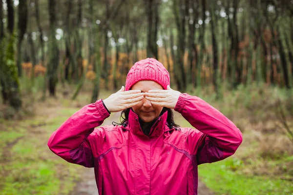 Donna nella foresta autunnale — Foto Stock