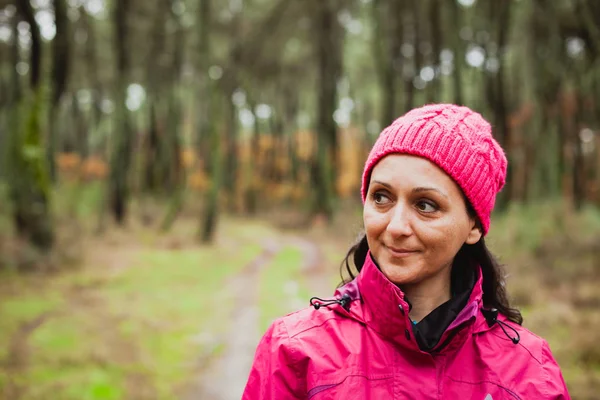 Woman in autumn forest — Stock Photo, Image