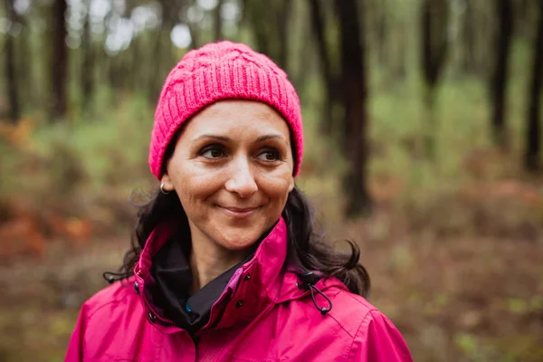 Femme dans la forêt d'automne — Photo