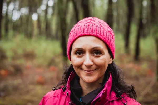 Frau im Herbstwald — Stockfoto