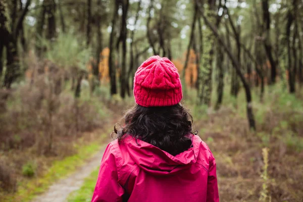 Sonbahar ormanındaki kadın