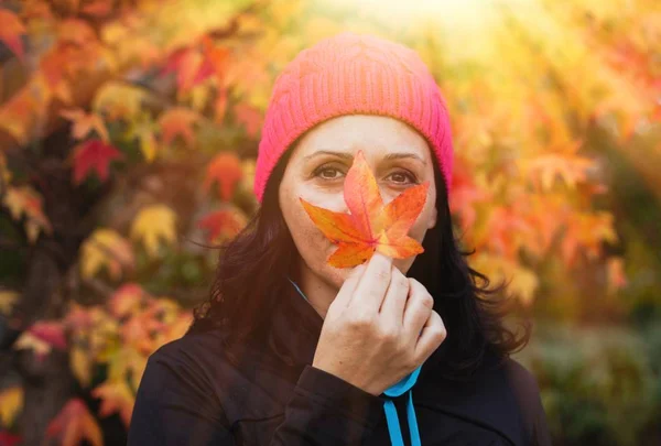 Žena v podzimním lese — Stock fotografie