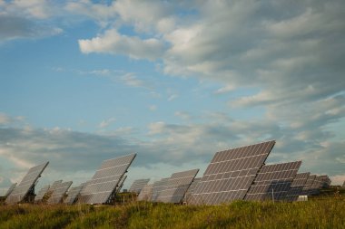 güneş panelleri alanı