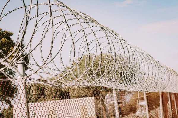 Valla de seguridad de alambre de púas —  Fotos de Stock