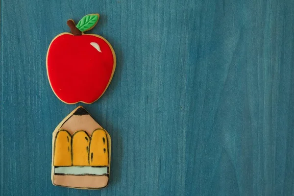 Pliki cookie z kształty Ołówek i apple — Zdjęcie stockowe