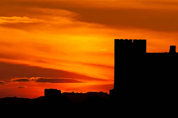 Silueta hradu nad úžasný západ slunce — Stock fotografie