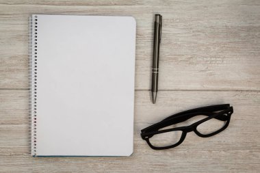 boş bir defter kalem ile