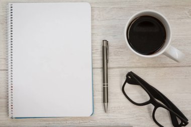 boş bir defter kalem ile