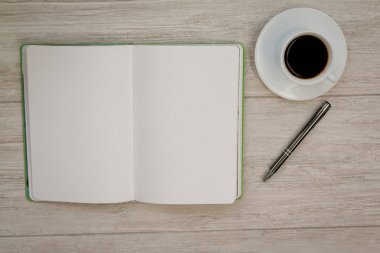 boş bir defter kalem ile