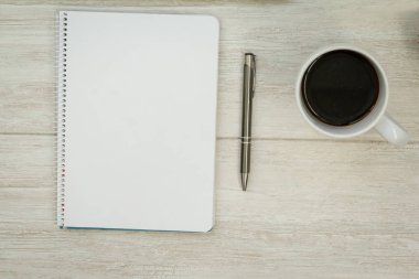 boş bir defter kalem ve kahve ile