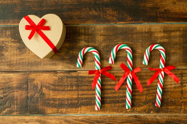 Presente para Natal e Candy Canes — Fotografia de Stock