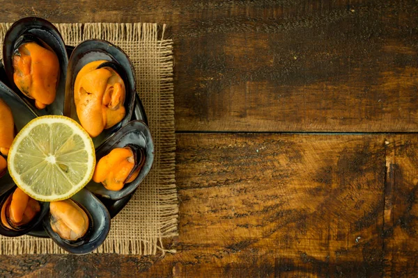 Delicius aperitivo com mexilhões naturais — Fotografia de Stock