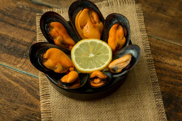 Delicius appetizer with natural mussels — Stock Photo, Image