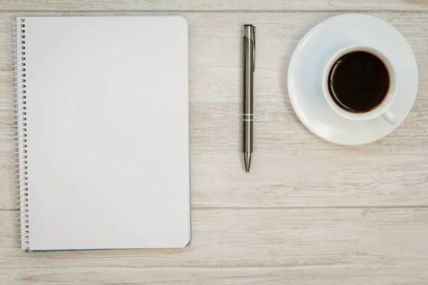 Taccuino bianco con penna e caffè — Foto Stock