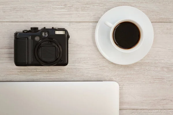 Câmera com xícara de café e laptop — Fotografia de Stock
