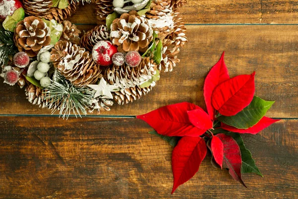 Grinalda de Natal e folhas vermelhas — Fotografia de Stock