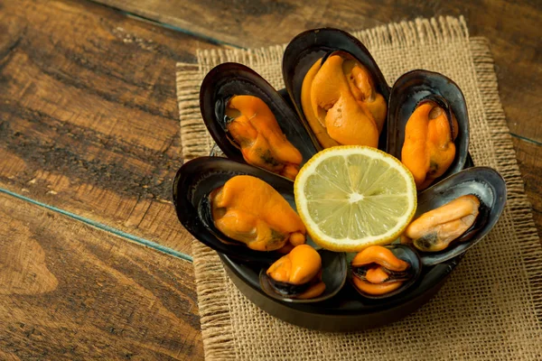 Delicius appetizer with natural mussels — Stock Photo, Image