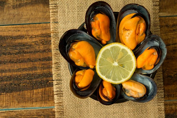 Delicius appetizer with natural mussels — Stock Photo, Image