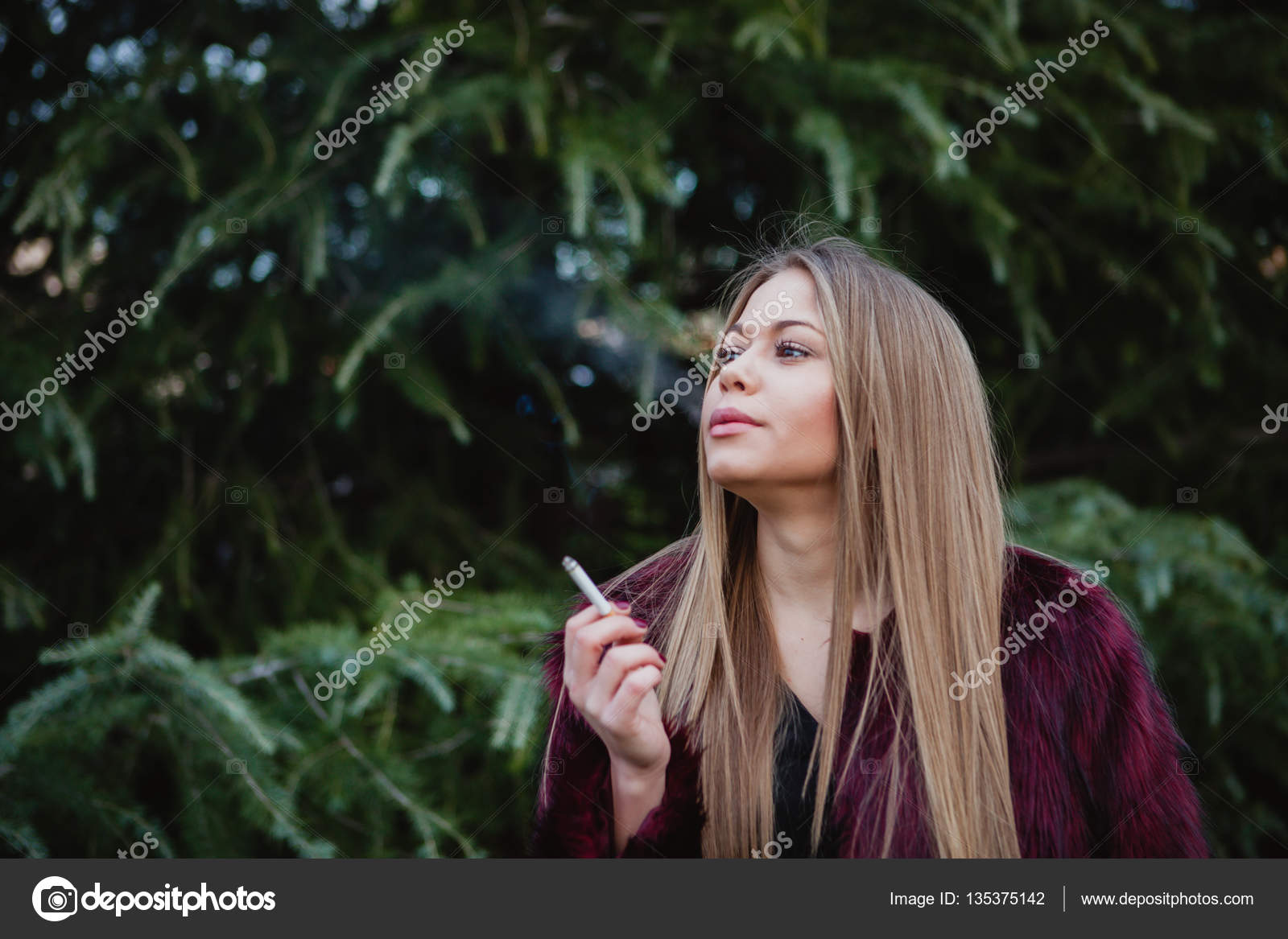 pěkná dívka kouření