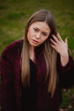 Kürk manto ile güzel sarışın kız 