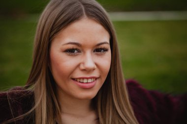 Kürk manto ile güzel sarışın kız 