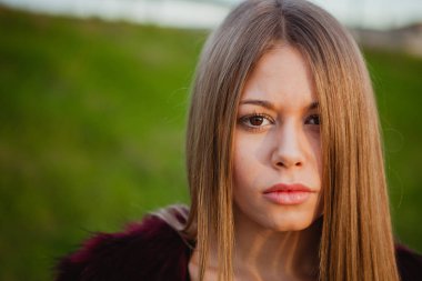 Uzun saçlı sarışın güzel kız