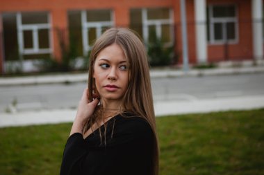 Uzun saçlı sarışın güzel kız