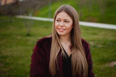 Kürk manto ile güzel sarışın kız 