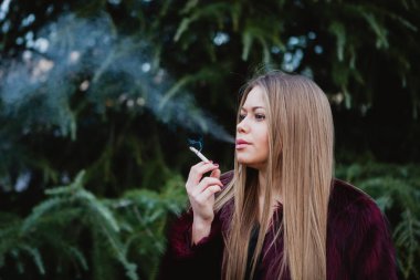 Güzel kız parkta Sigara