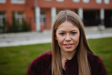 Kürk manto ile güzel sarışın kız 