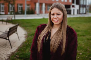 Kürk manto ile güzel sarışın kız 