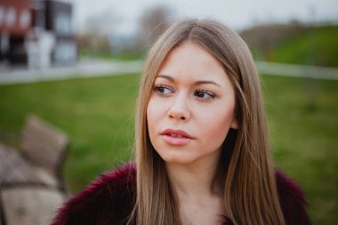 Uzun saçlı sarışın güzel kız