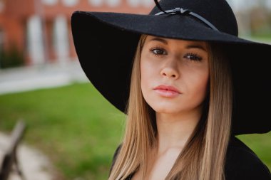 güzel kız giyiyor şapka 