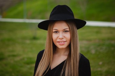 güzel kız giyiyor şapka 