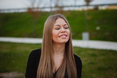 Uzun saçlı sarışın güzel kız