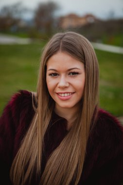 Kürk manto ile güzel sarışın kız 